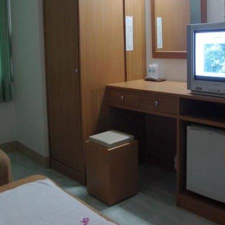 Chongko Guesthouse Patong Bagian luar foto